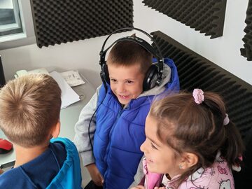 /uploads/attachment/vest/1482/20261008-103327-predskolci-poletarca-poseta-radio-uzicu-foto-2-RHvqst.jpg