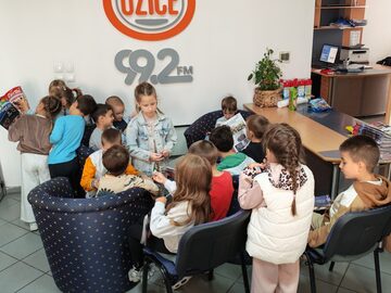 /uploads/attachment/vest/1482/20261008-103415-predskolci-poletarca-poseta-radio-uzicu-foto-5-FWIJh2.jpg